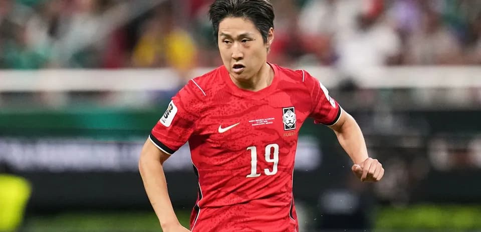 Jugador de Corea del Sur corriendo en el partido