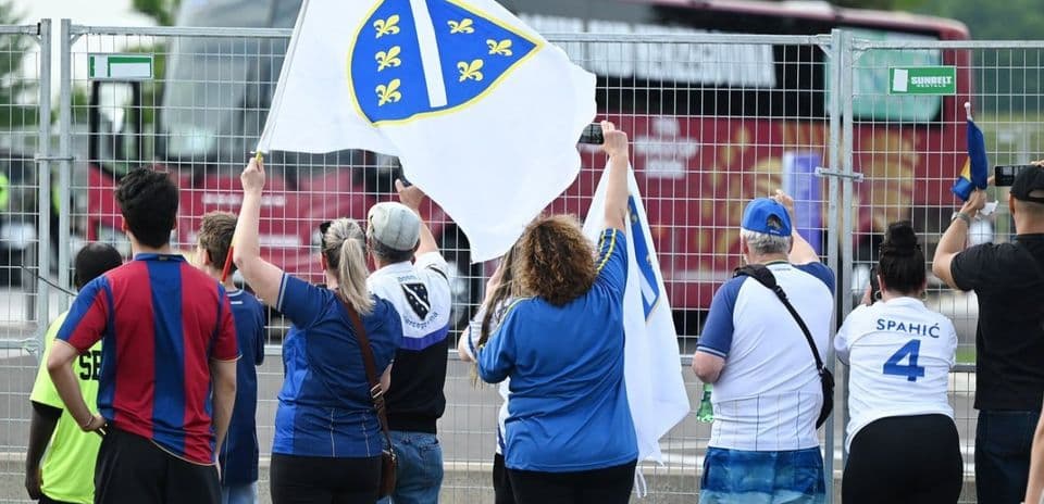Aficionados con banderas de Bosnia y Herzegovina