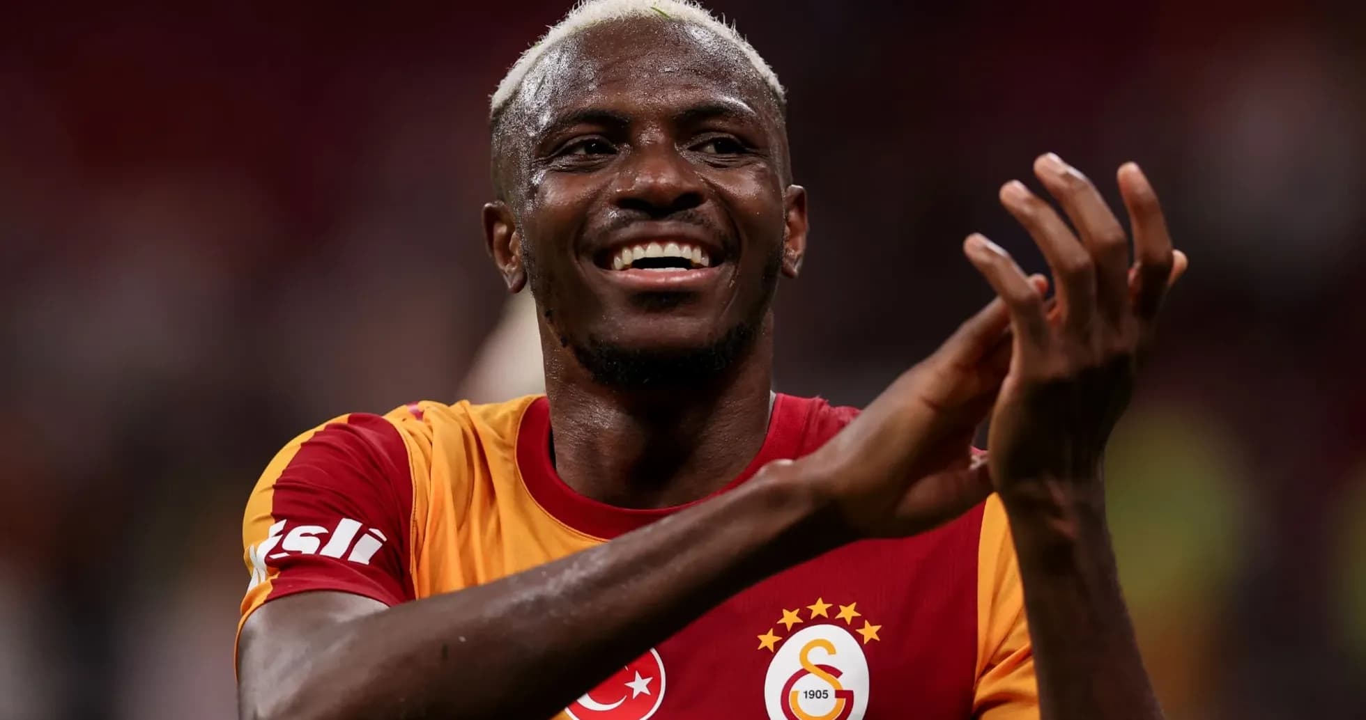 Jugador de Galatasaray aplaudiendo tras el partido