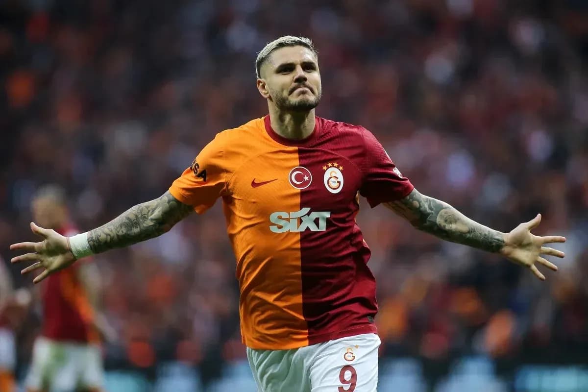 Jugador de Galatasaray celebrando un gol en el campo