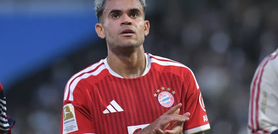 Jugador del Bayern Múnich aplaudiendo en el campo