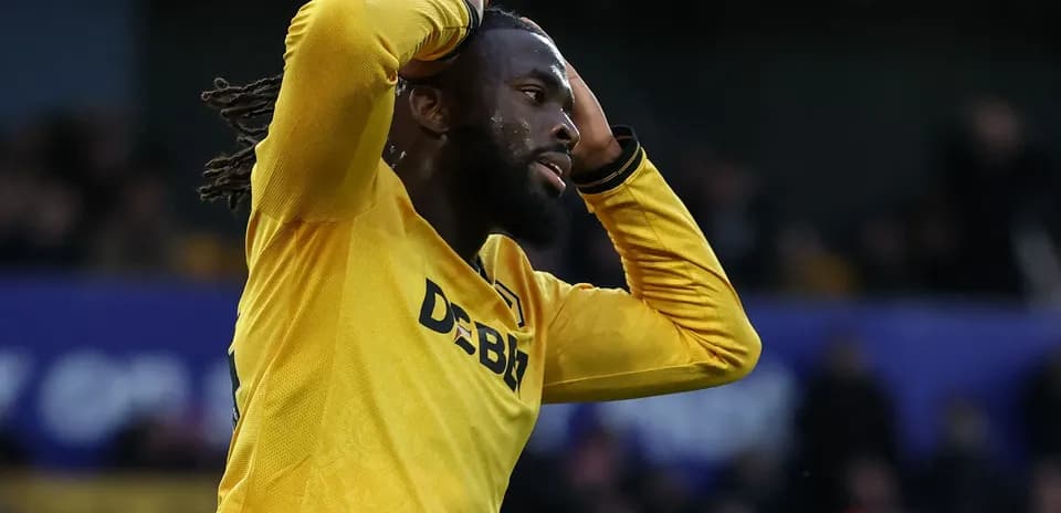 Jugador de fútbol con camiseta amarilla mostrando frustración