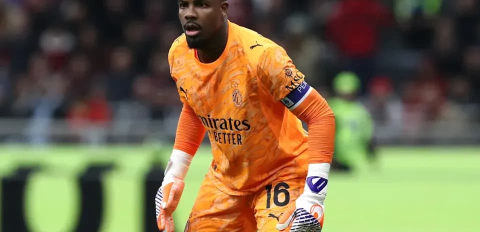 Portero de AC Milan en acción durante partido