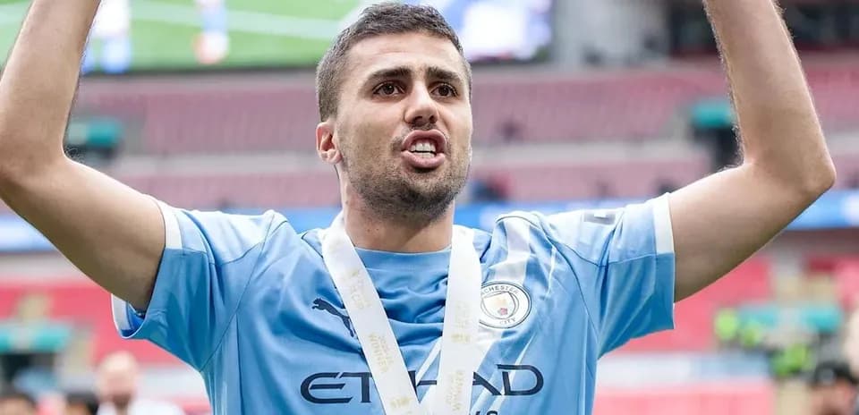 Jugador celebrando con medalla de ganador en el estadio