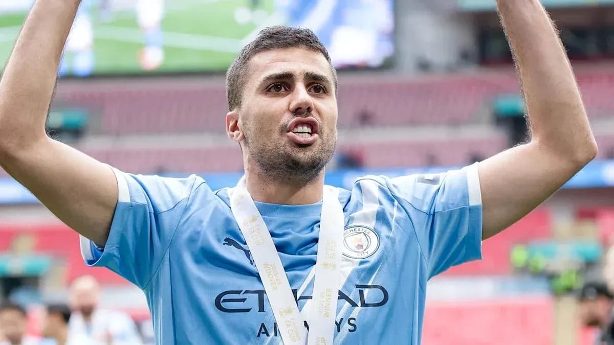 Jugador celebrando con medalla de ganador en el estadio