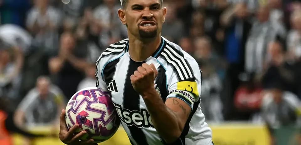 Jugador de Newcastle United celebrando con el balón
