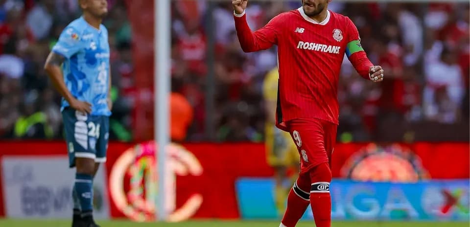 Jugador de Toluca celebrando durante el partido