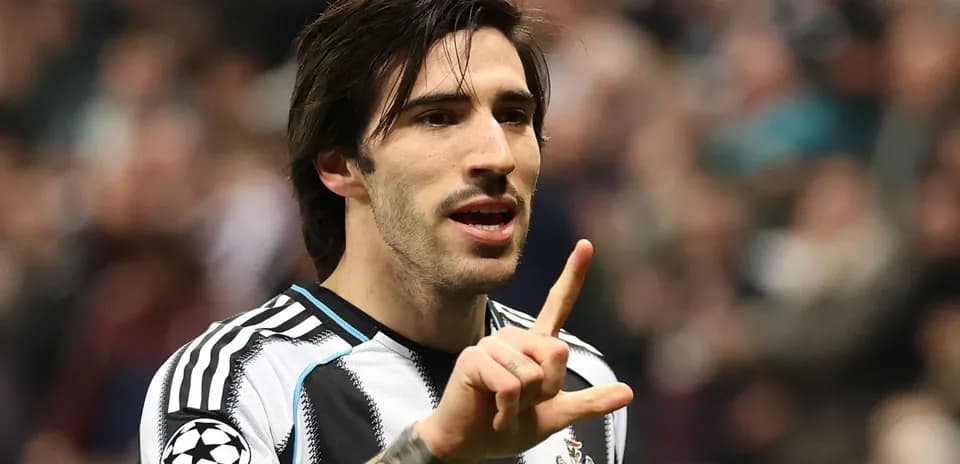 Jugador de Newcastle celebrando un gol con gesto