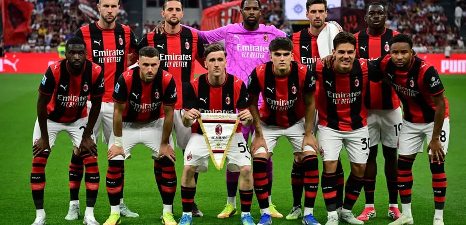 Equipo de AC Milan posando con trofeo de campeonato