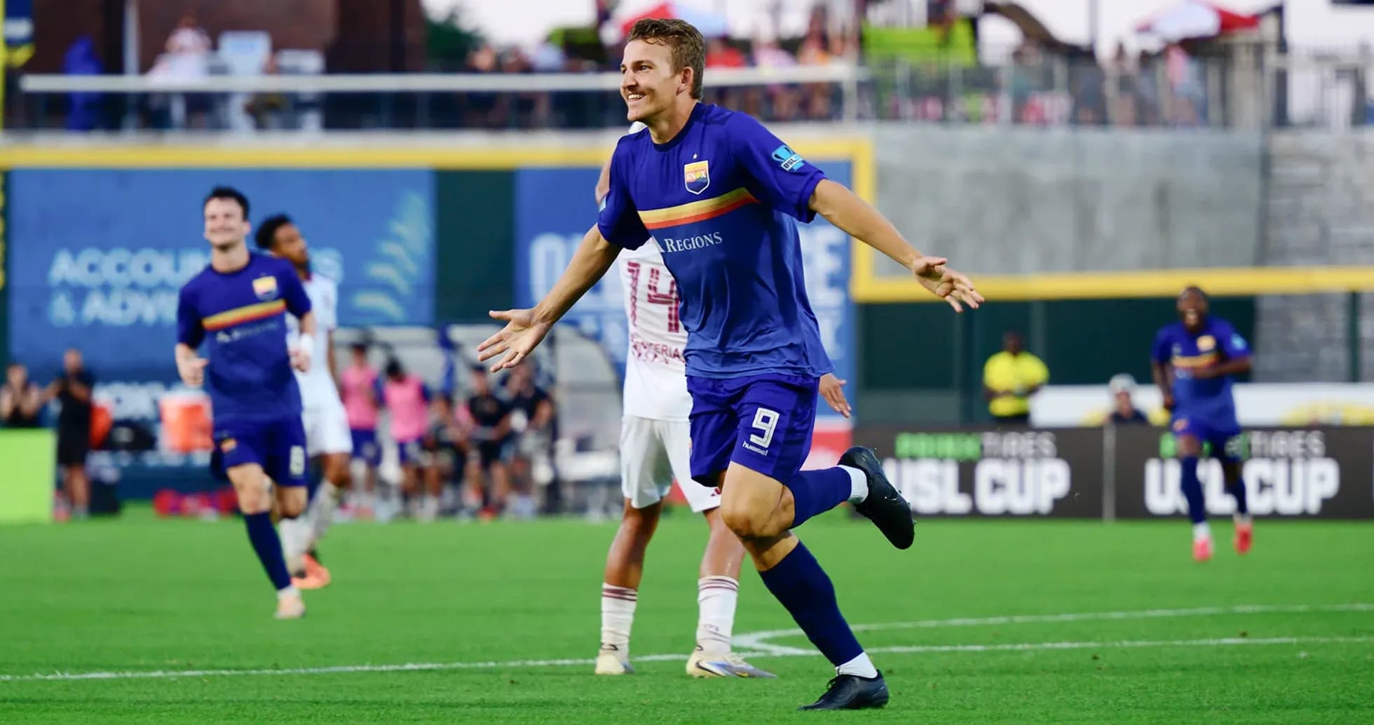 Jugador celebra un gol en el partido