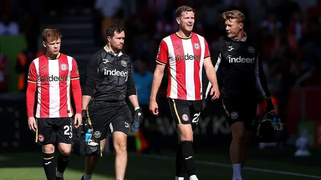 Jugadores de Brentford saliendo del campo tras el partido Jugadores de Brentford saliendo del campo tras el partido