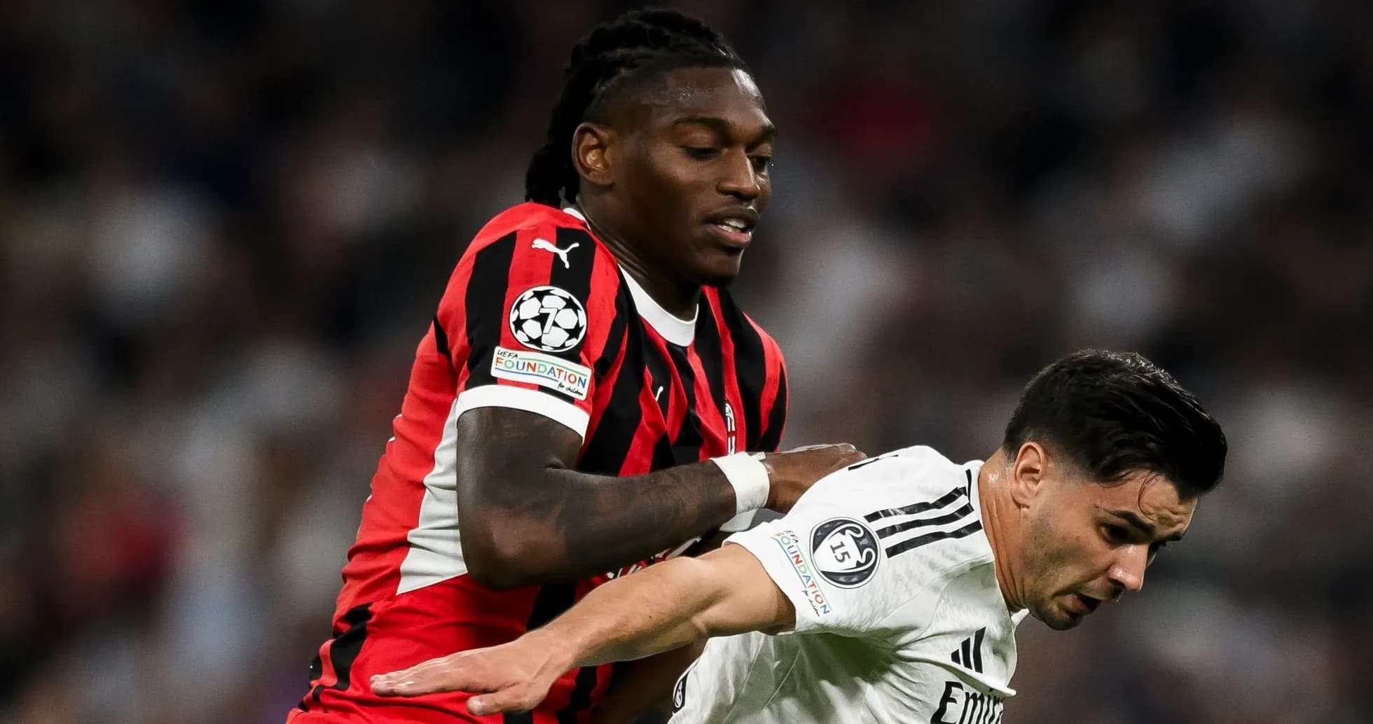 Jugador de AC Milan persiguiendo a jugador del Real Madrid