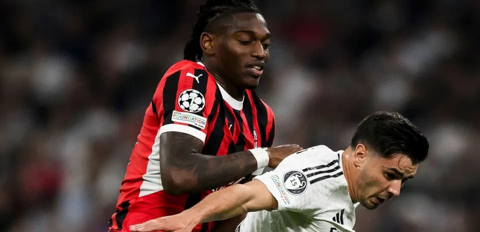 Jugador de AC Milan persiguiendo a jugador del Real Madrid