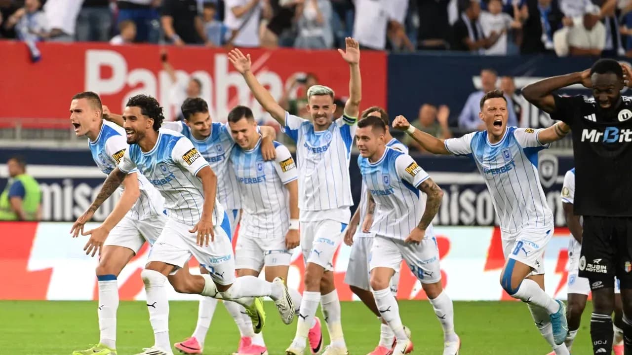 Jugadores de Universitatea Craiova celebrando un gol