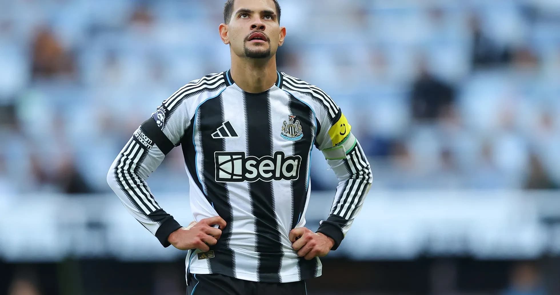 Jugador de Newcastle con cinta de capitán en el campo