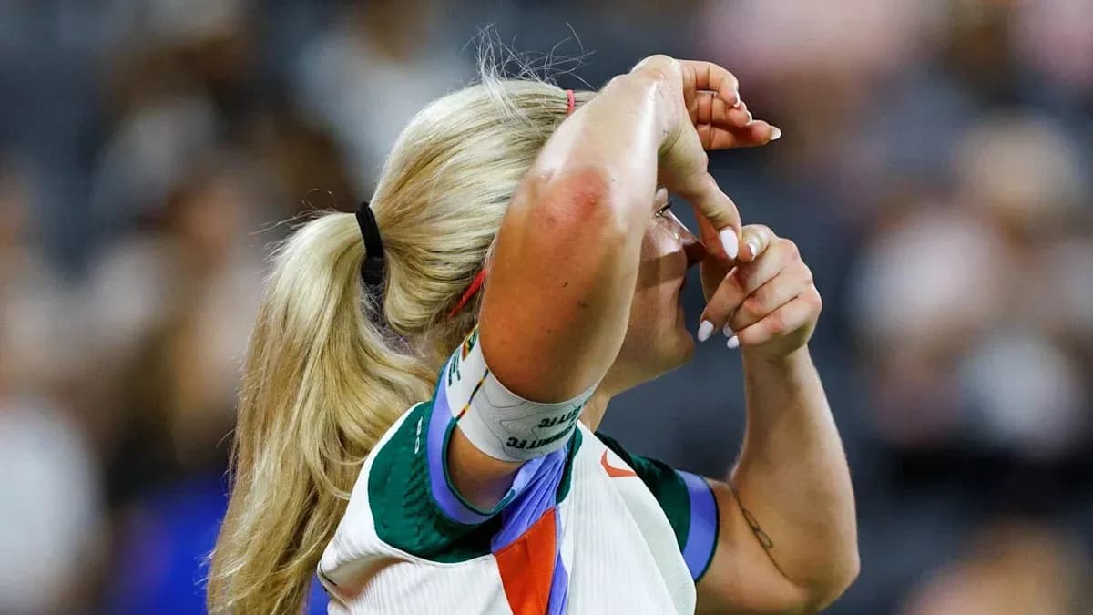 Jugadora tocándose la frente durante un partido