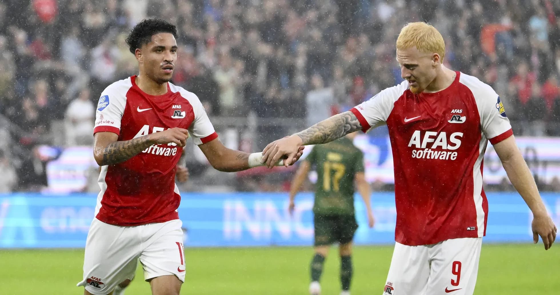 Jugadores de AZ Alkmaar celebrando en la lluvia