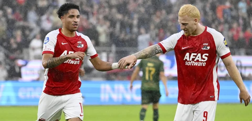 Jugadores de AZ Alkmaar celebrando en la lluvia