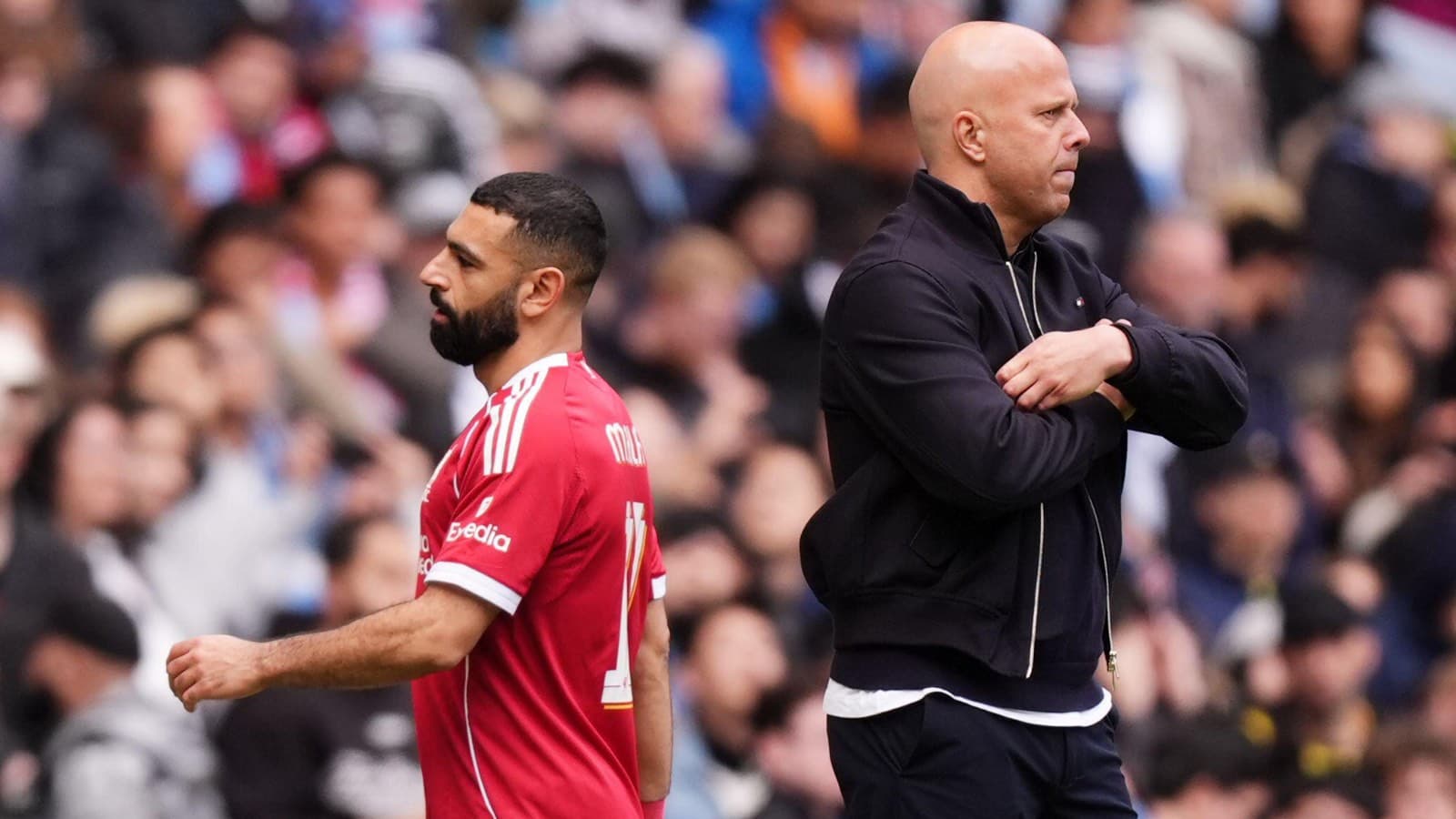 Jugador y entrenador en el campo durante partido