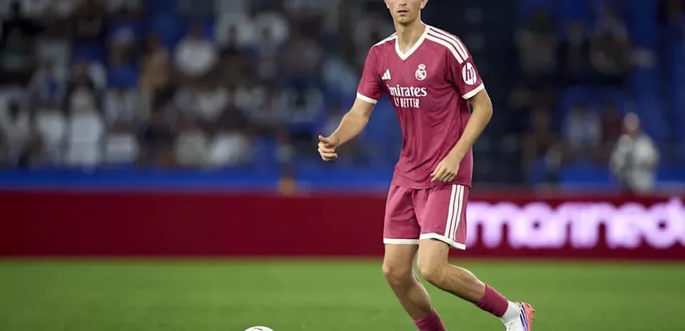 Jugador de Real Madrid con balón en campo