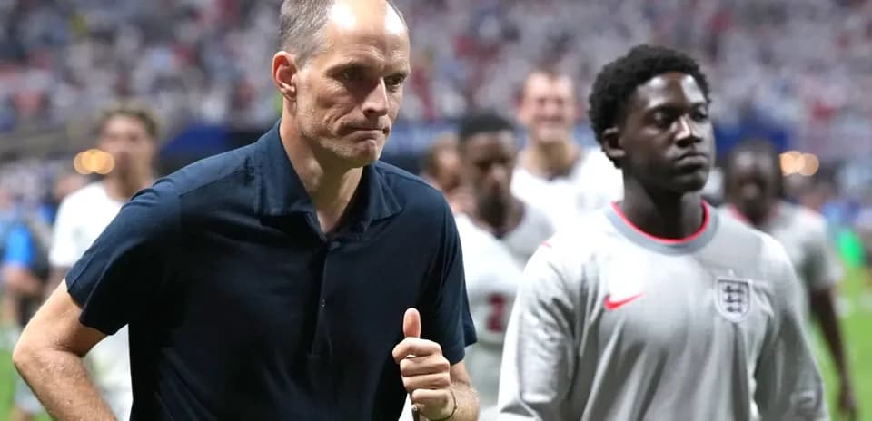 Entrenador y jugador saliendo del campo tras partido