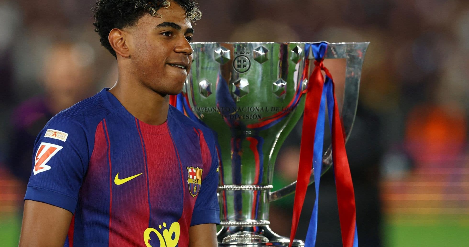Jugador de Barcelona junto al trofeo de la liga