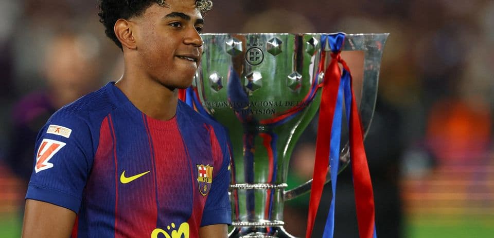 Jugador de Barcelona junto al trofeo de la liga