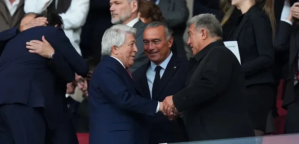 Tres personas dándose la mano en un evento