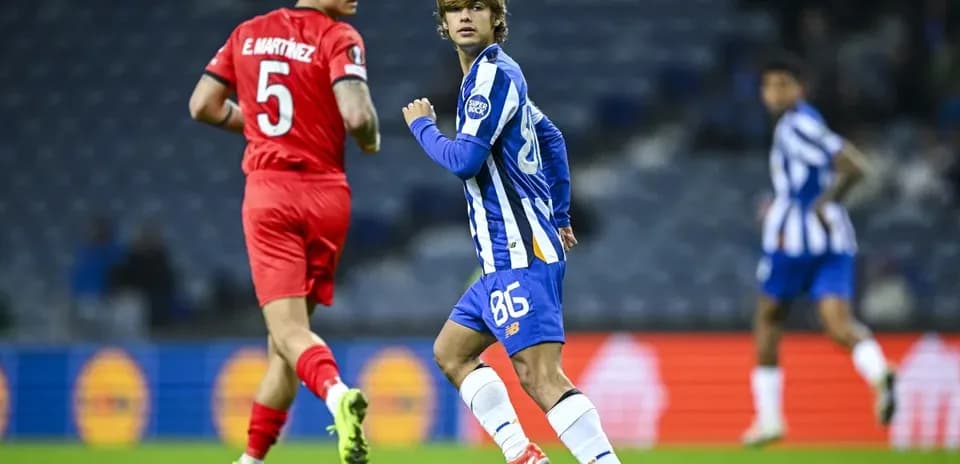Jugador con camiseta azul corriendo en el campo