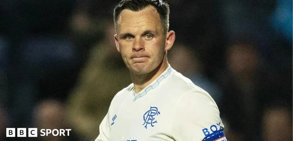 Jugador de Rangers con brazalete de capitán en el campo