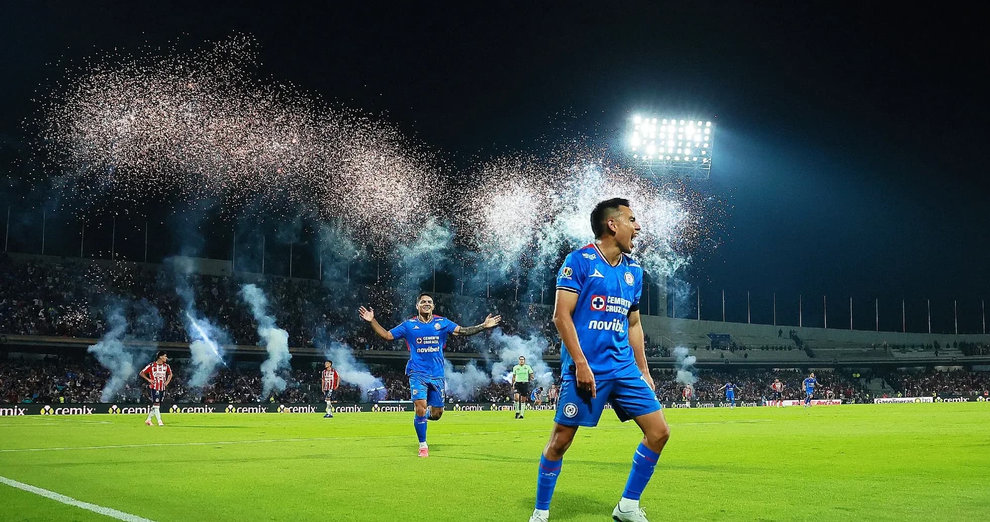 Jugadores de Cruz Azul celebrando un gol