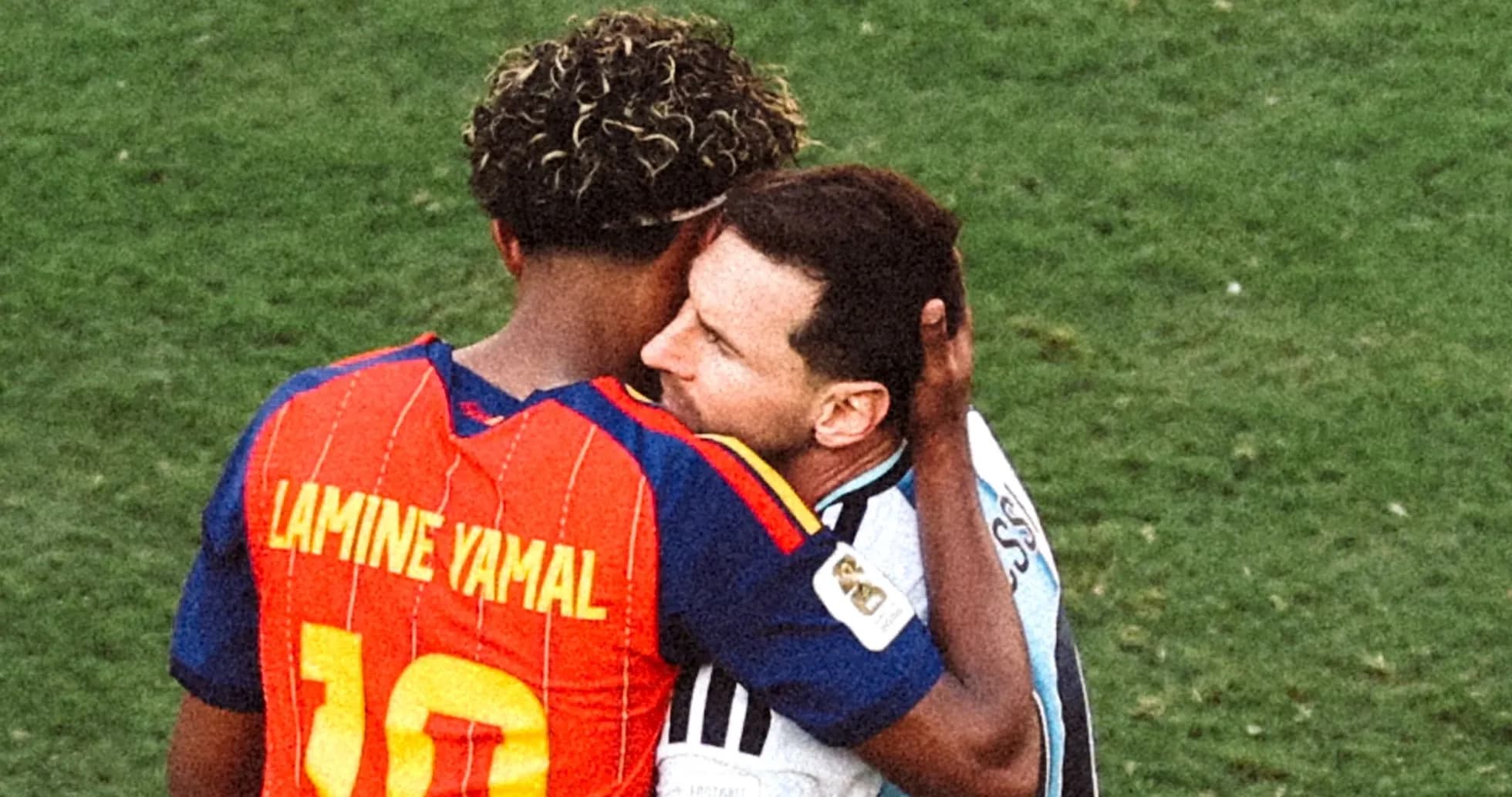 Jugadores abrazándose después del partido de fútbol