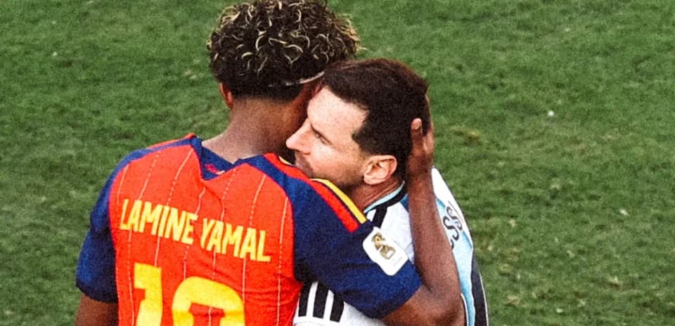 Jugadores abrazándose después del partido de fútbol