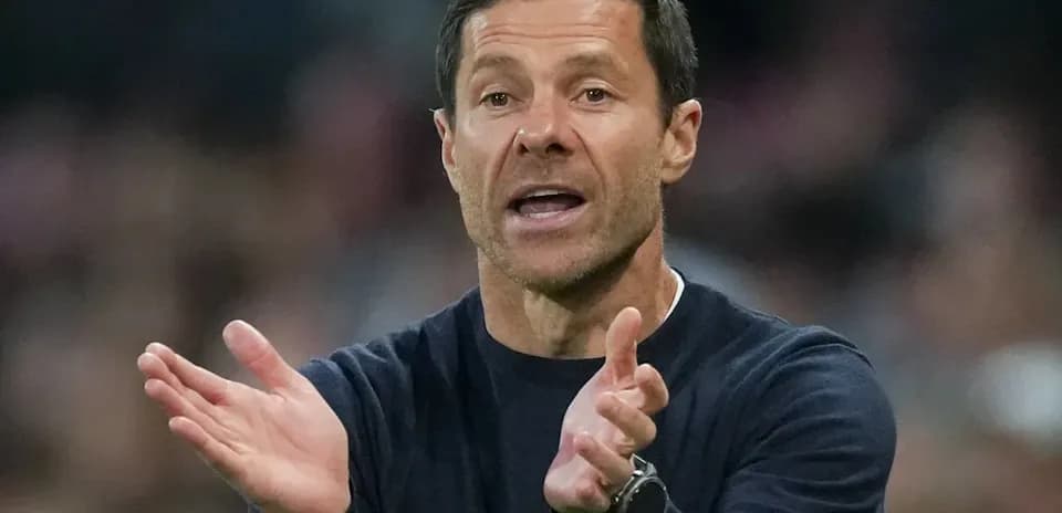 Entrenador dando instrucciones durante el partido