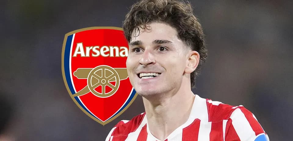Jugador sonriente con camiseta de Atlético de Madrid