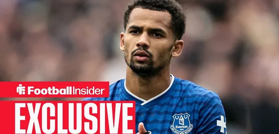 Jugador de Everton con camiseta azul en el campo