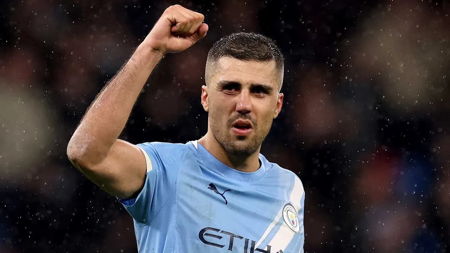 Jugador de Manchester City celebrando con el puño levantado