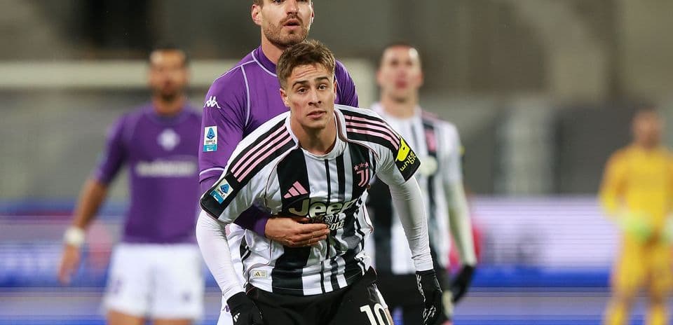 Jugador de Juventus siendo marcado por rival