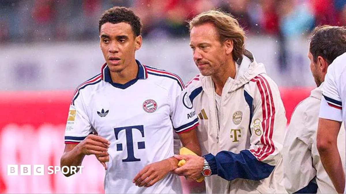 Jugador de Bayern Munich siendo atendido por el cuerpo técnico