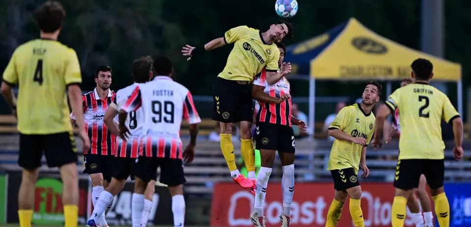 Jugador del Charleston Battery cabecea el balón