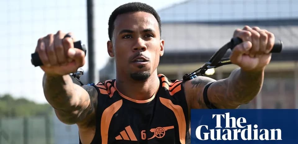 Jugador entrenando con máquina de resistencia en campo