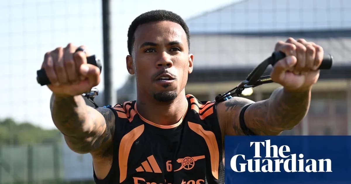 Jugador entrenando con máquina de resistencia en campo