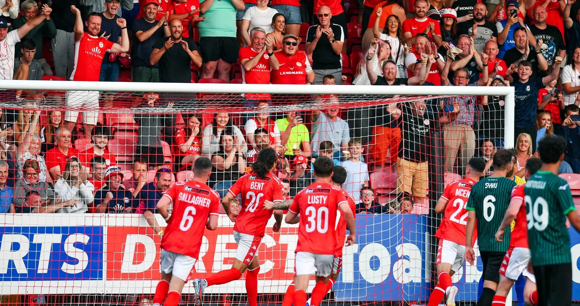 Celebración de gol del equipo Larne