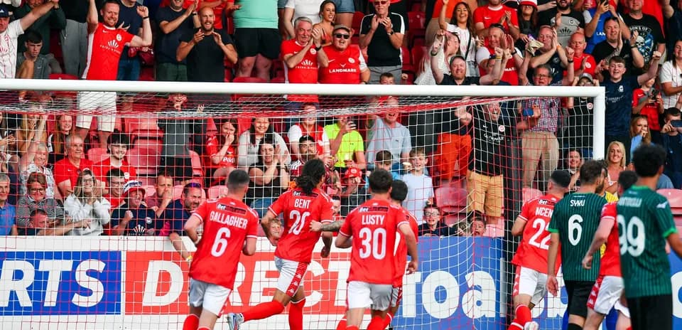 Celebración de gol del equipo Larne