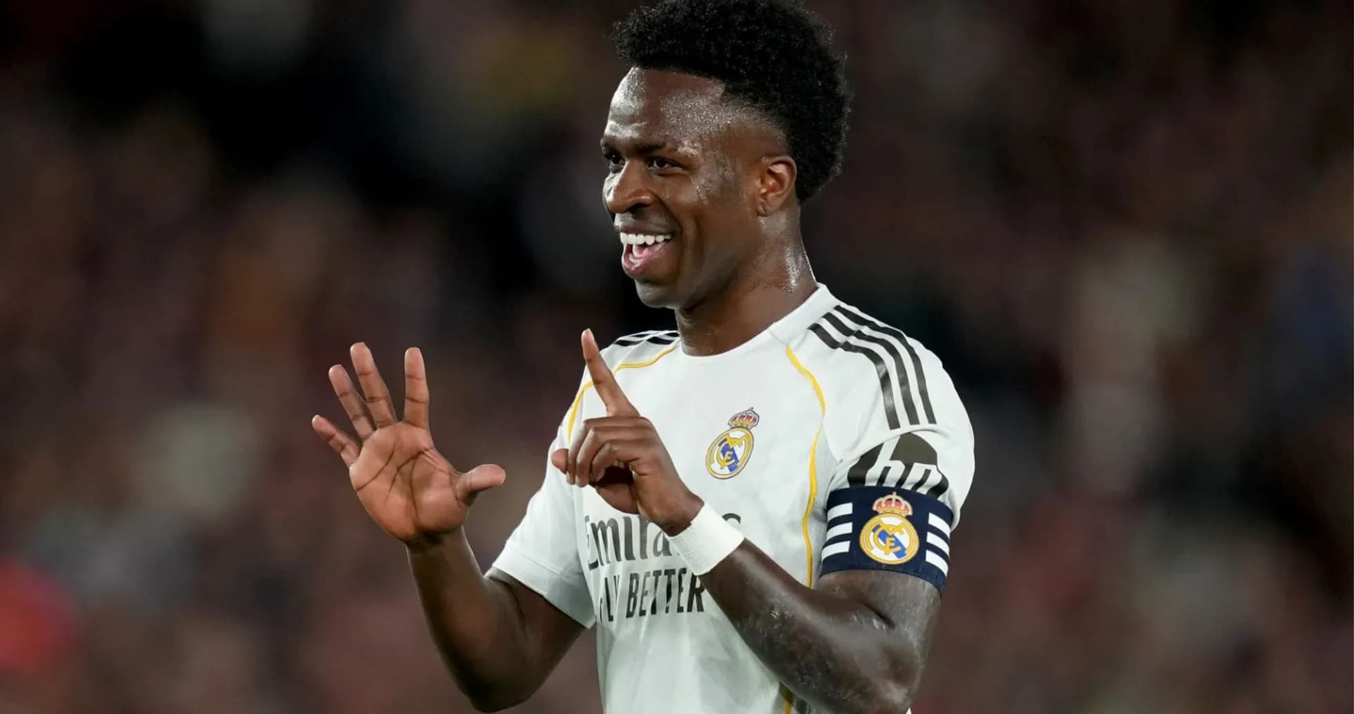 Jugador de Real Madrid celebrando con los dedos levantados