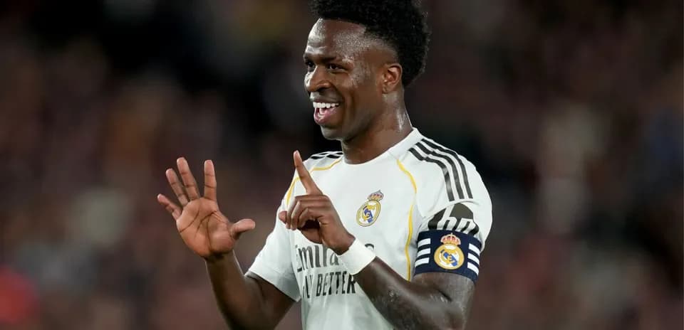 Jugador de Real Madrid celebrando con los dedos levantados
