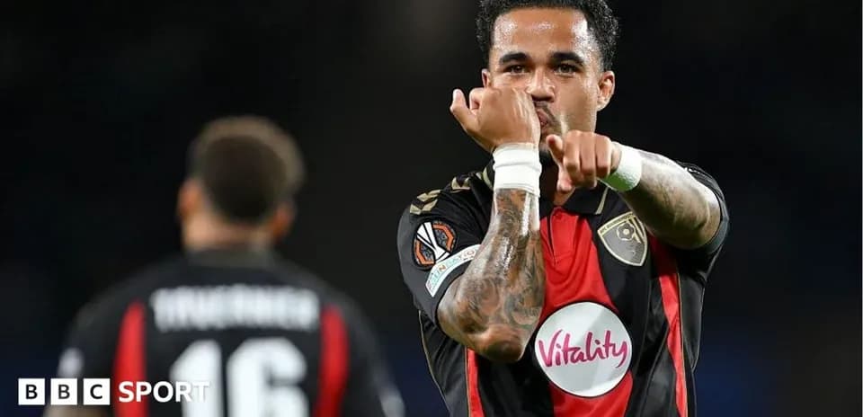 Jugador de Bournemouth señalando hacia el público