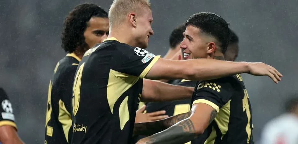 Jugadores celebrando un gol en partido de fútbol