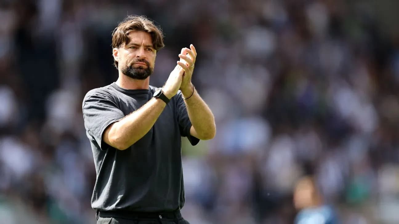 Entrenador aplaudiendo en el campo de juego