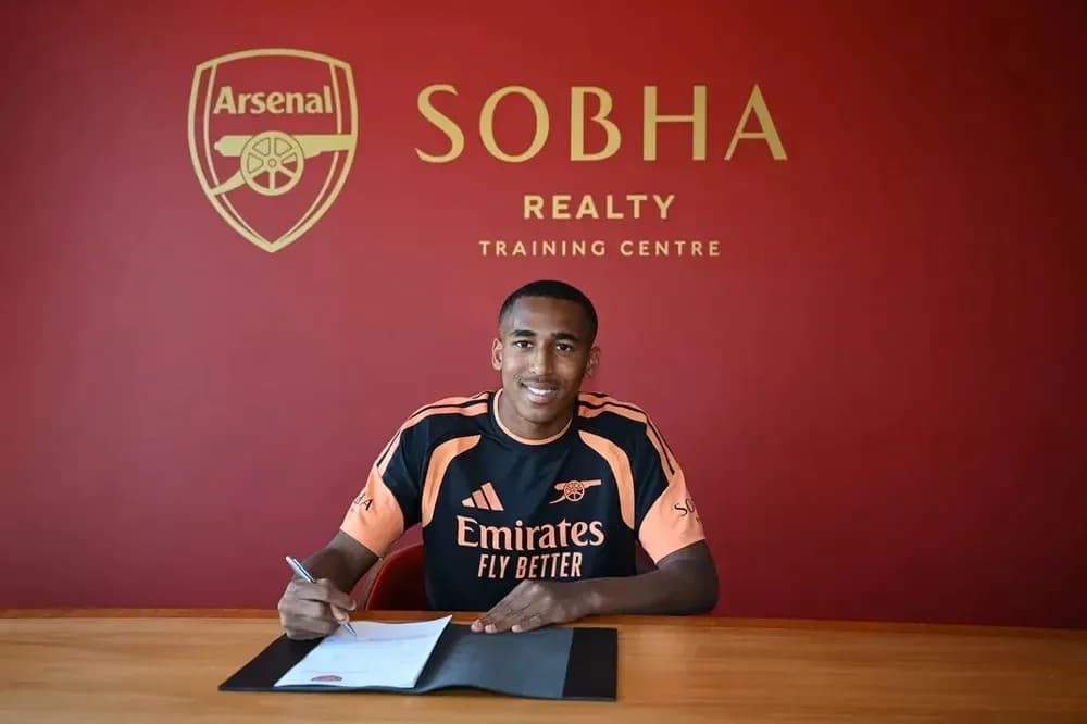 Jugador firmando contrato en centro de entrenamiento Arsenal